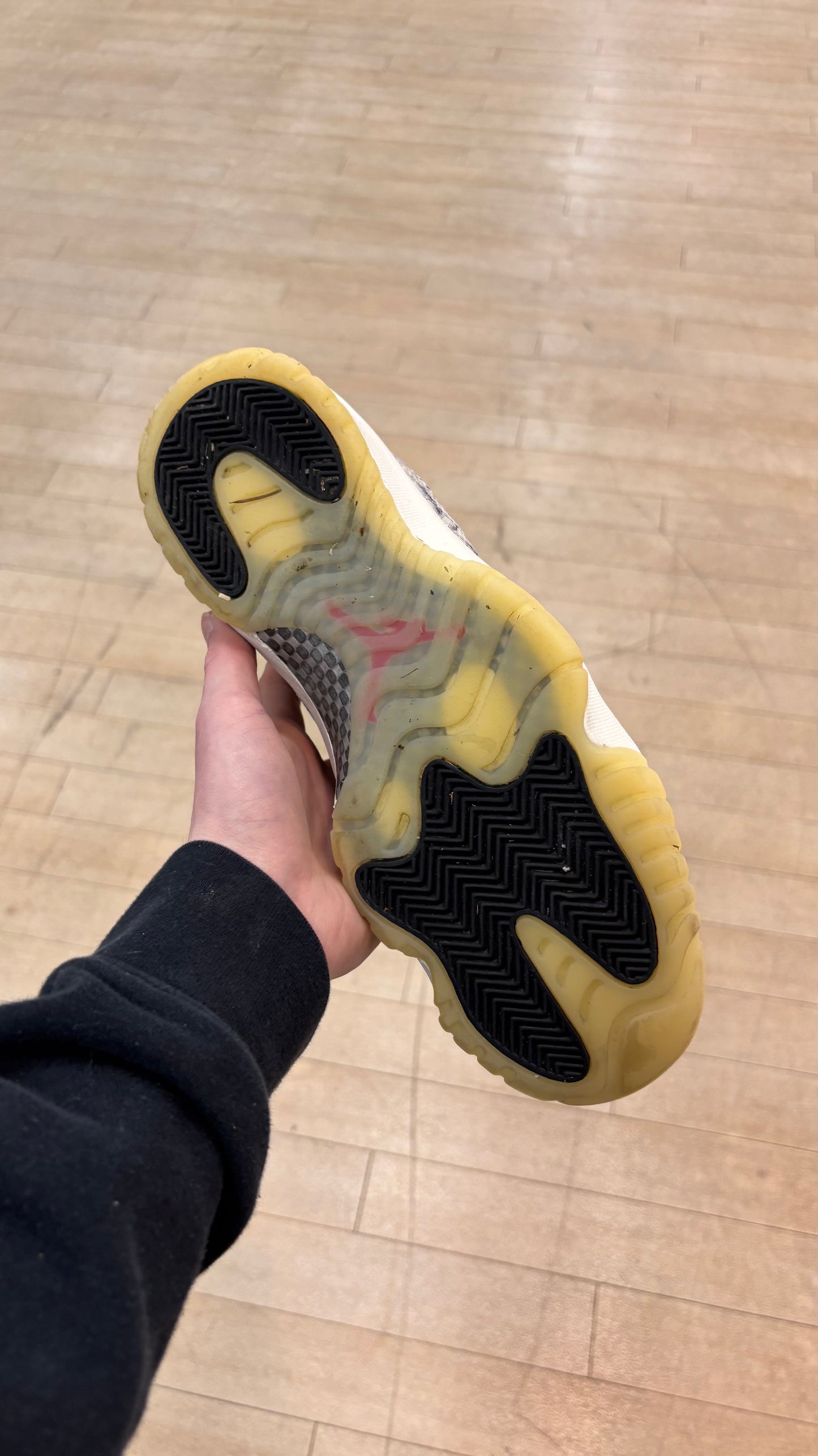 Jordan 11 Low Snake Light Bone (Used)
