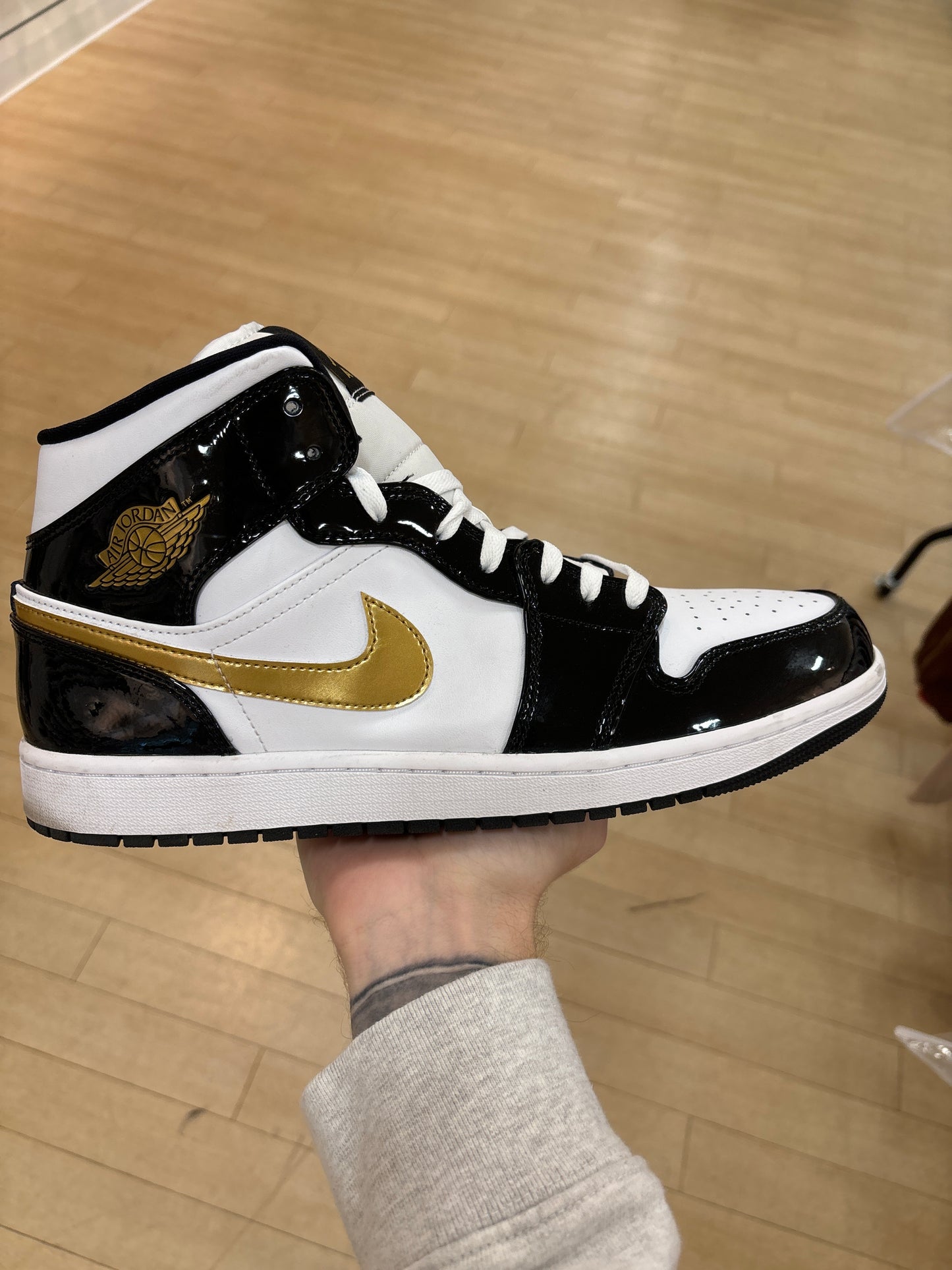 Jordan 1 Mid SE Patent Black Gold (Used)