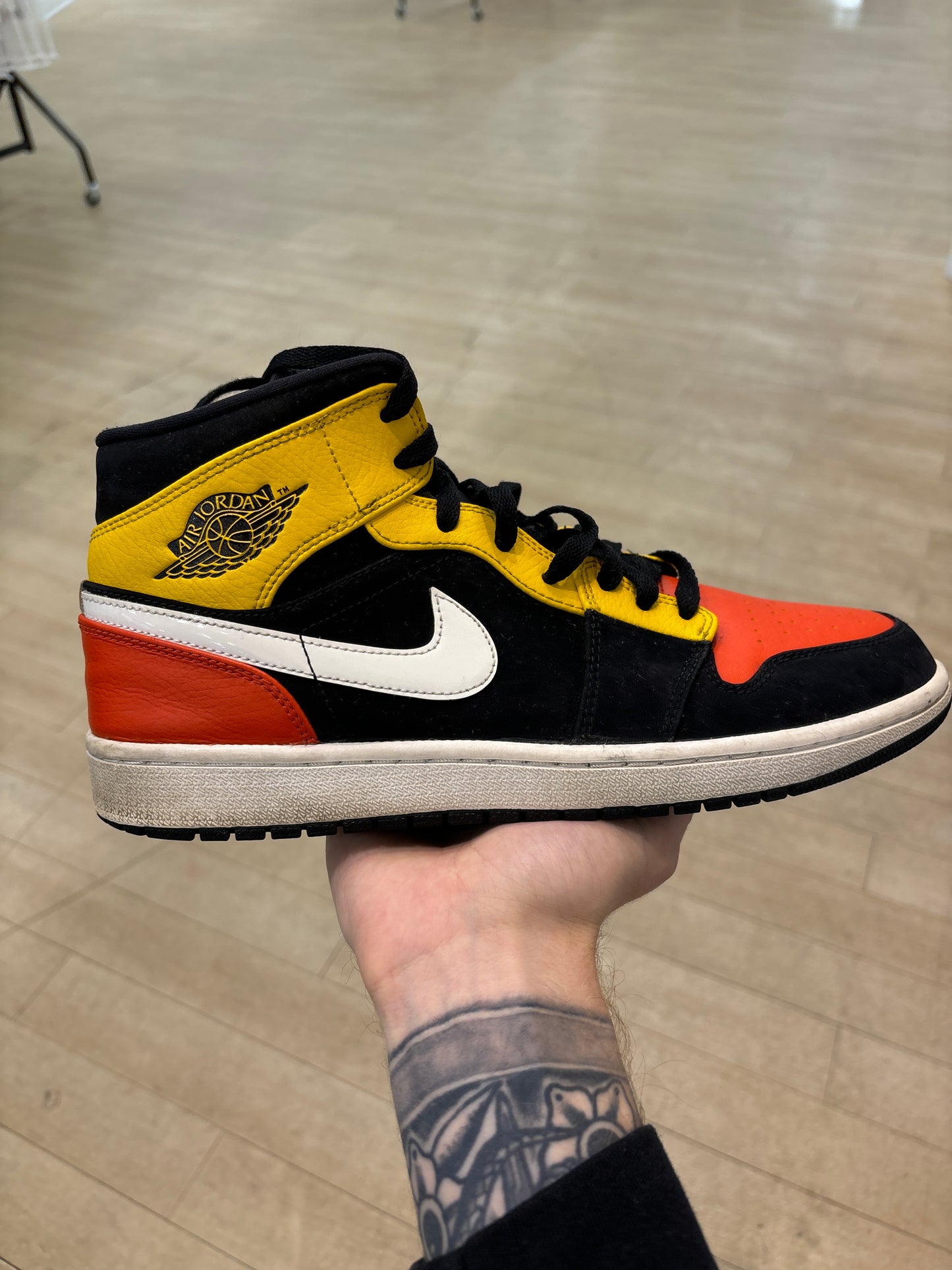 Jordan 1 Mid Black Amarillo Orange (Used)