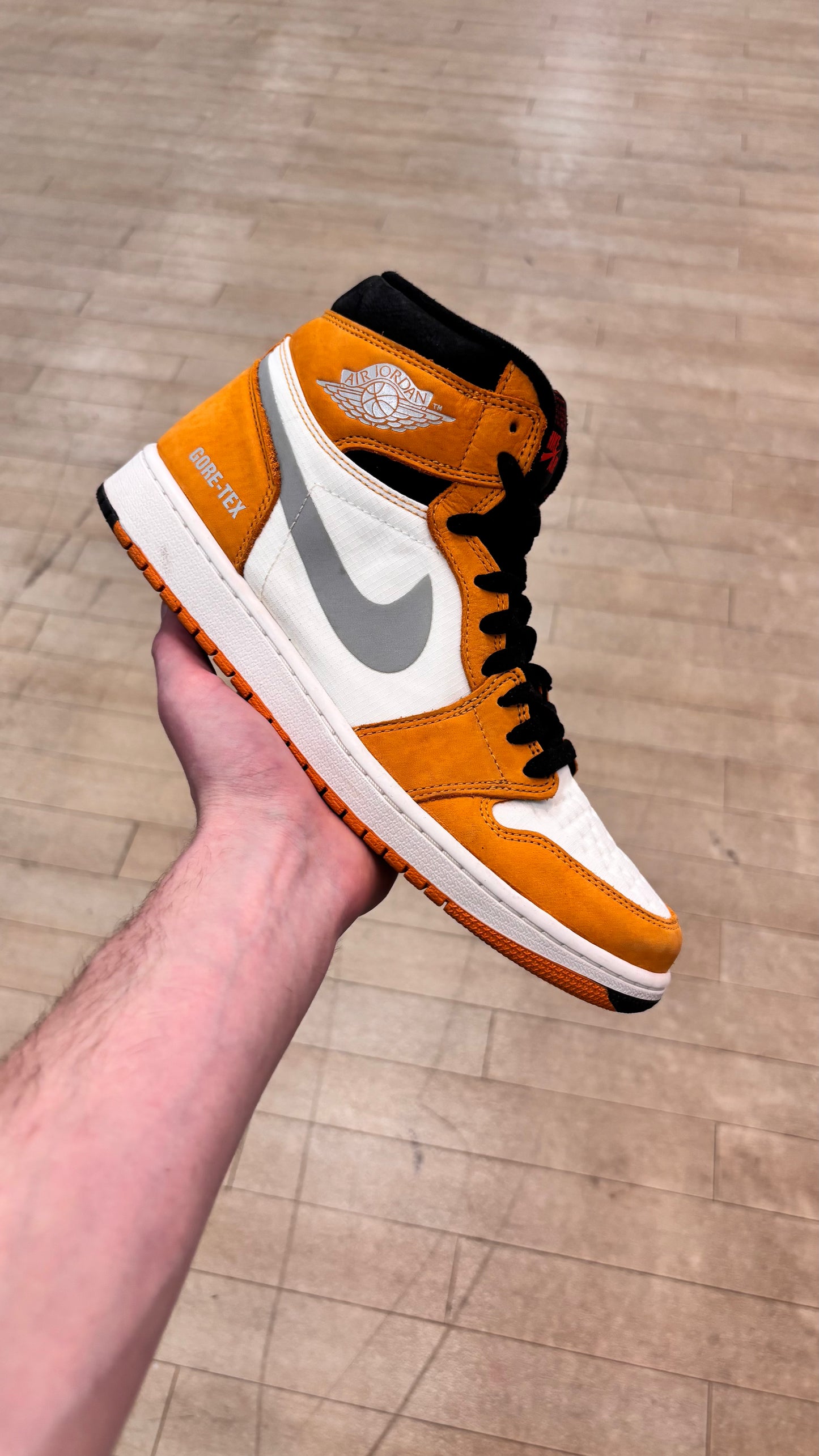 Jordan 1 High Gore-Tex Light Curry (Used)